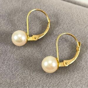 14k Yellow Gold Natural Cultured Pearl 5.5mm Lever Back Hoop Earrings